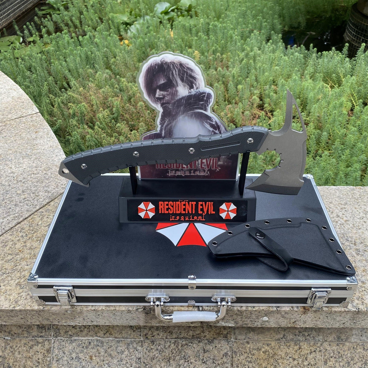 Hache Tactique de Leon en Acier 8Cr 40 cm – Fait Main (Resident Evil 9)