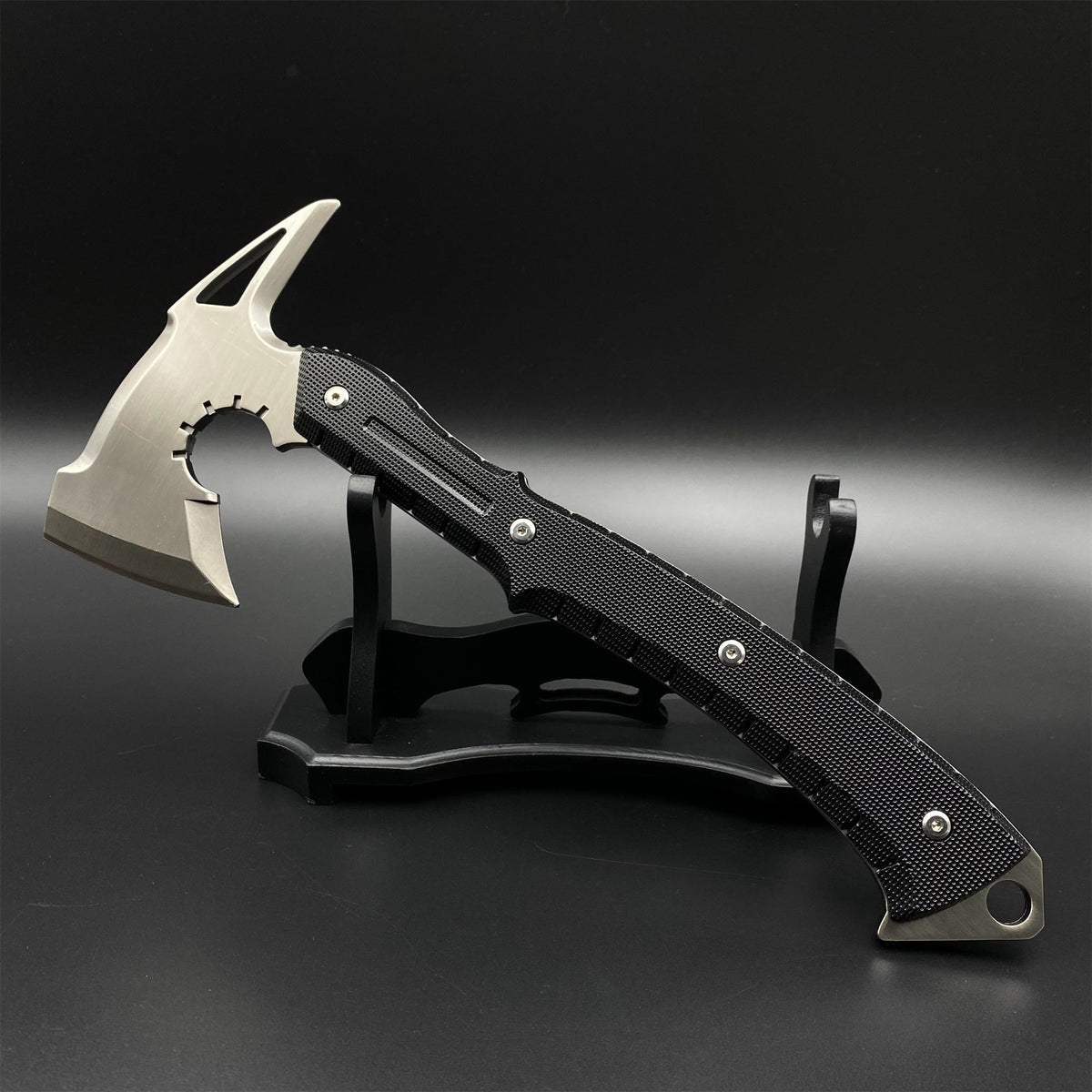 Réplique Métal Hache Tactique de Leon 35 cm – Lame Émoussée (Resident Evil 9)