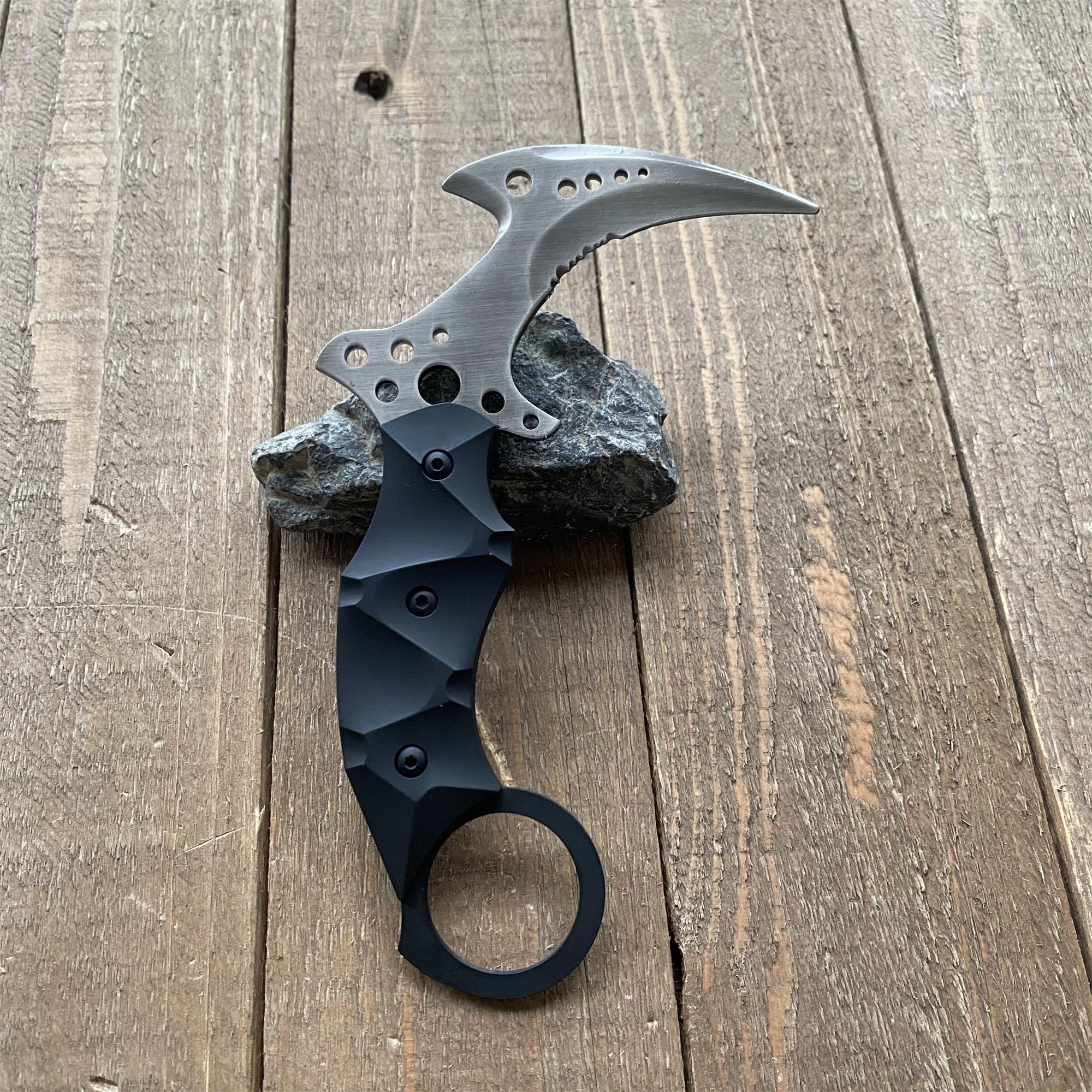 Re8 Chris Karambit Blunt Blade Metal Replica