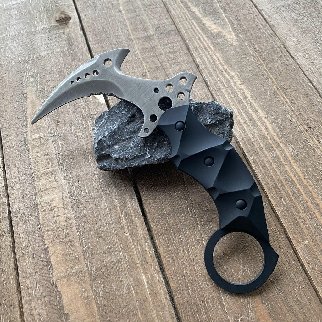 Re8 Chris Karambit Blunt Blade Metal Replica